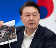 윤 대통령, 이재명 직격 “왜 25만원만 주나 100억씩 주지”