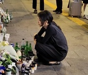 국화꽃 들고…김건희 여사, 서울시청역 사고 추모현장 찾아