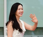 [포토] 팬들에게 인사하는 손예진