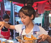 “블랙핑크 리사 아냐?” 태국 시장서 치킨 파는 소녀, 정체는?