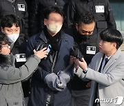 '살인미수' 이재명 습격범 1심 징역 15년…공범은 집행유예(상보)