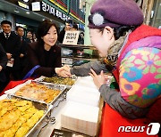 전통시장 상인들 만난 오영주…"TF 꾸려 발전 방향 모색할 것"