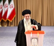 이란 대선 결선 투표 시작…최고 지도자 하메네이, 8시 투표(상보)
