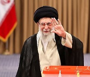 [포토] 대선 투표 후 인사하는 이란 최고 지도자 알리 하메네이