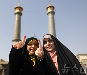 [포토] "투표 했어요"…이란 대선 결선 투표 시작