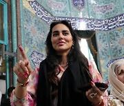 [포토]저 투표했어요…당당한 이란 여성 유권자