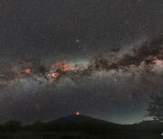 [오늘의 천체사진] 4년 만에 분출한 이탈리아 에트나 화산과 은하수