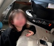 “조회수 올리려” 뜨거운 차 안에 갇혀 우는 딸 방치한 유튜버