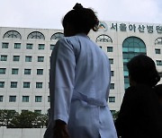 면죄부 한 달 됐어도 "전공의 돌아오라" 공허한 메아리만... 결단 머뭇거리는 정부