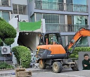 아파트 공동현관 구조물 붕괴, 다음 주까지 복구한다지만 원인 ‘오리무중’
