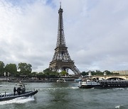 파리 센강 수영 가능해졌다… 조사 개시 후 첫 적합