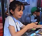 “블랙핑크 리사 인줄 알았다”…시장서 치킨 팔고 있는 태국 10대女의 정체