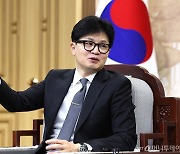 '김여사 문자 읽씹 논란' 한동훈 "사적 논의 부적절"…사실상 인정