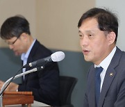 현장조정회의에서 발언하는 김태규 부위원장