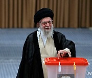 대선 결선 투표하는 하메네이 이란 최고지도자