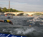 올림픽 앞둔 파리 센강, '수영 가능' 판정 나왔다…"수질 적합"