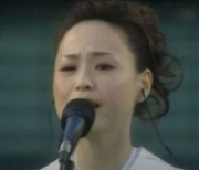 [단독] 하니가 불러 화제된 ‘푸른 산호초’ 원작 가수, 2004년에 일본 군국주의 상징 ‘기미가요’ 불렀다