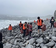 “깨끗한 제주 바다로 오세요” 퍼시픽 리솜, 해녀와 함께 중문 색달해수욕장 환경 정화 활동