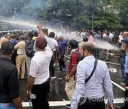 물가·채무 등 경제위기, 시위·극우 득세 등 정치불안 초래