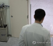 쌓여 있는 수액걸이