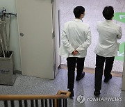 쌓여 있는 수액걸이