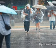 [날씨] 중부 중심 많은 장맛비…남부는 찜통더위