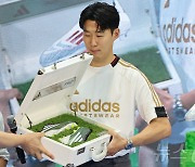 손흥민, 첫 골을 넣었던 축구화와 함께