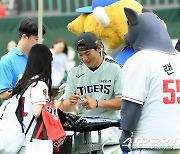 [포토] 김도영 '인기 만점'