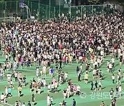 손흥민 동네 축구장에 또 깜짝등장… 순식간에 2000명 몰려