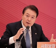 윤 대통령 “왜 25만원…10억씩, 100억씩 주지”