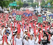 공무원 노조 “최저임금 수준 급여에 투잡 뛸 판···기본급·수당 올려야”