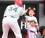 ‘솔로포’ 최형우 ‘아들, 딸의 축하를 받으며’ [MK포토]