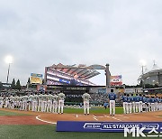 그라운드 도열한 2024 올스타 선수들 [MK포토]