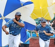 2024 KBO 올스타전 '야구 팬을 향해 달려'