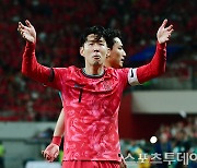 "손흥민 보자" 동네 축구장에 2천 명 몰려…경찰까지 출동