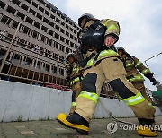 다시 현장으로 향하는 소방대원들