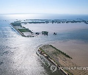 CHINA HUNAN DIKE BREACH LAKE