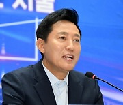 오세훈 “광화문 100m 태극기, 부대시설 포함 110억...광장 디자인 깨지지 않아”