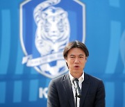 2월부터 외국인 찾던 KFA, 팬 걱정 말라던 홍명보…"5일 이임생 이사가 설득 → 6일 밤 수락 결심"