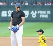 "그 친구에게 만큼은 진 것 같다" 모델 뺨치는 에이스도 '쿨인정 대박'... 외인 동료와 함께 빛났다