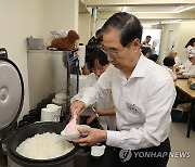 음식 준비하는 한덕수 총리