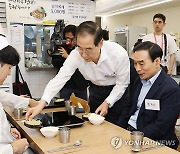 식사 서빙하는 한덕수 총리