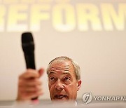 "'영국판 트럼프' 패라지, 5년 뒤 총리 노린다"