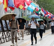 [포토] 장마철 출근길