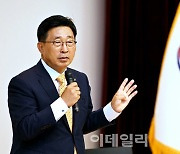 [포토] 김춘진 aT사장, 국가대표선수 김치 전달