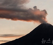 검붉은 화산재 뿜어내는 인도네시아 므라피 화산