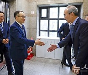 인사하는 이원석 검찰총장과 김영섭 한국통신사업자연합회장