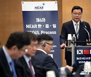 6차 NEAR재단 한중일 서울 프로세스 개회사하는 정덕구 이사장