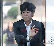 '대장동 본류 배임 사건' 공판 출석하는 남욱 변호사