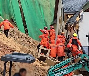 충북 옥천서 산비탈 축대 무너져...1명 사망